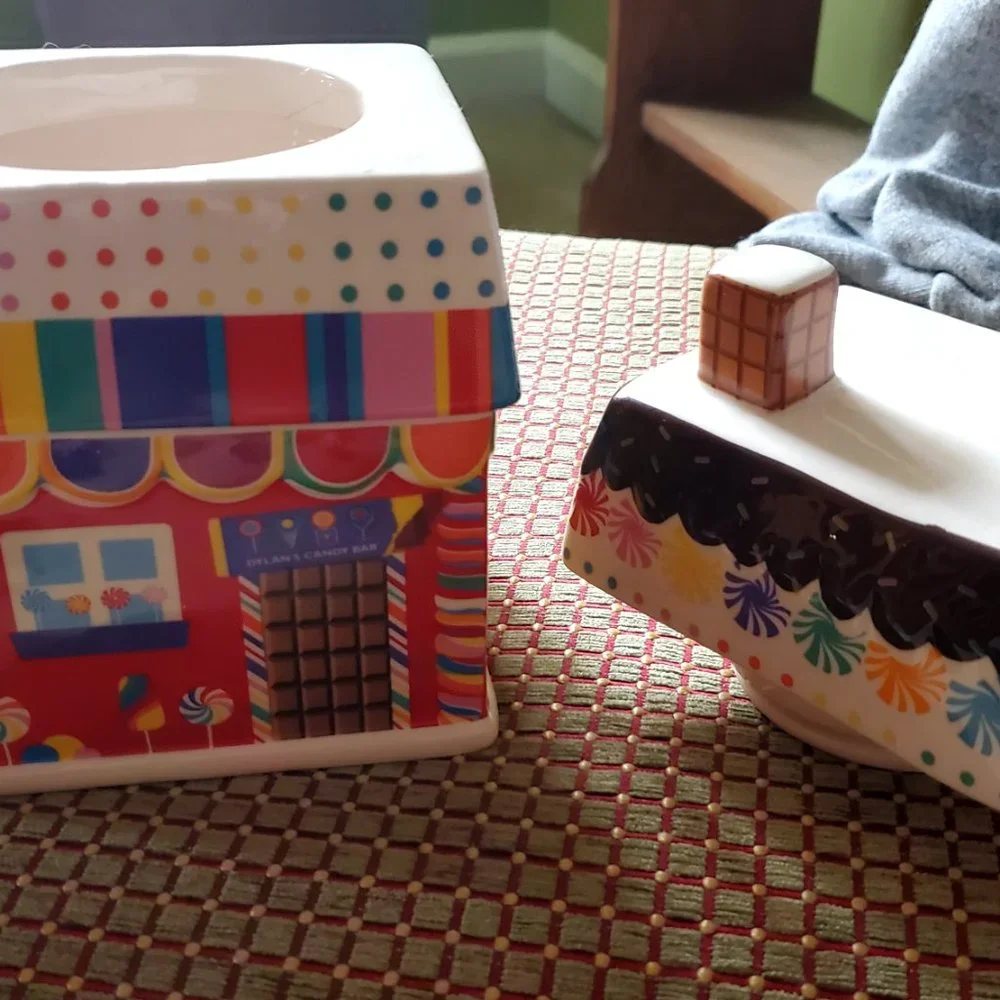 Dylan's Candy Bar Ceramic House - Picture 9 of 11